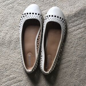 Nice pair of women’s flats, size 11. Gently worn.